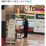 【画像】警察官、パトカーで乗りつけ制服で半額弁当を買う👮