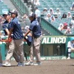 【甲子園】２試合連続のアクシデント　熱中症か　足に変調　担架で運ばれる