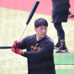巨人二軍、藤浪降板した瞬間に代打岡本和真