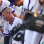 金足農・吉田大輝が泣き崩れる...5回途中から登板も2年連続初戦敗退　"兄超え"ならず