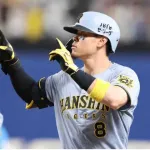 阪神・佐藤輝が8回に同点打！「良いところに飛んでくれた」　5日の逆転3ランに続き、勝負強さを発揮