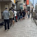 【悲報】マクドナルドの行列で1人脱落