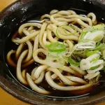 【画像】東京のうどんの汁、色が完全にコーラｗｗｗｗｗ