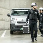 現金輸送車の警備員（年収200万～400万）ってなんで特殊部隊みたいな格好してんの？
