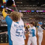 日ハム・水谷、サヨナラ打！ お立ち台でパイナポーグッズを宣伝