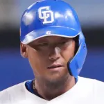 中田翔が引退会見のサプライズに涙　大野、ブライトら10選手が登場