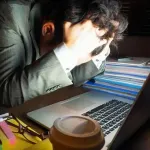 【悲報】上司「残業を減らすため始業1時間前の出勤を心がけてください」