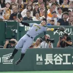 阪神・佐藤輝明が好守連発　マウンドの村上も感謝　三邪飛を続けてキャッチ