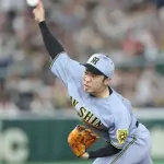 阪神　石井大智がＮＰＢ新記録の４０戦連続無失点！走者背負ってもさすがの強心臓　大山から記念球を受け取るシーンも