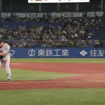 【悲報】 丸のサイクルヒットをアシスト？してくれた太田賢吾、リチャードと衝突して途中交代