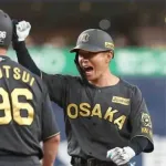 【阪神】糸原健斗が気合満点の勝ち越し打　今季初の適時打　ベンチの仲間に右手突き出す