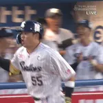 村上宗隆、超高弾道ホームラン！ ファールにならず打った本人もビックリｗ