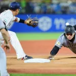 【悲報】ヤクルト球団さん、丸がサイクルヒット打ったのに花束を用意してない