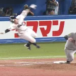 リチャード、一塁ベースでフレーミングしてたらランナーとぶつかるｗｗｗｗ