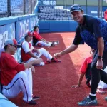 DeNA藤浪が広島カープ選手に挨拶。
