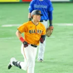 DeNA・オースティン、巨人・岡本和真を誘ってステーキハウスで野球談議