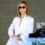 【悲報】YOSHIKI、ファンに腕をつかまれて負傷