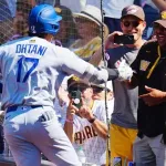 大谷翔平さん、ホームランを打って真っ先にヤジってたパドレスファンとハイタッチ