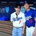 【速報】韓国アイドル、ドジャースベンチに土足で座る