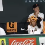 巨人・リチャードさん、ベンチも笑顔にしてしまう