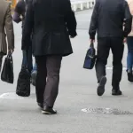 【悲報】弁護士「定時ピッタリに帰る社員。法的に100点でも協調性は0。人としての信頼残高が確実に減ってます・・・」