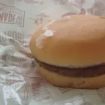 懐古おじさん「20年前は良かったなあ…ハンバーガーも数十円で…ワンコインランチもあって…」