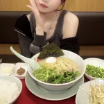 【悲報】人気アイドルさん、12万の痛バを持って山岡家へ