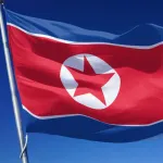 【悲報】ウクライナ派遣された北朝鮮兵(20)、地雷原を走り無事地雷除去任務を遂行して祖国で称賛される