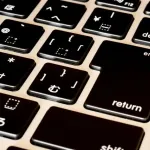 PCメーカー「deleteキーの隣に電源キーつけたら大ウケやろなぁ…ｗ」