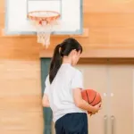 【ドン引き】高校女子バスケ部顧問、試合でのプレーが気に入らない生徒を270キロ先に置き去りにする