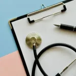 【悲報】女子高生さん、学校の健康診断で胸丸出し←男性医師「正確に診断したい・・・」