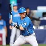 互いに謝罪の珍死球　九里の７４キロ超スローカーブが郡司の左肩に…球場どよめき　九里は帽子とり、当たった郡司も見て申し訳なさそうにヘルメットに手