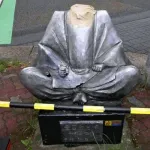 【画像】豊臣秀吉の像の首がへし折られる   名古屋