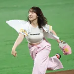 【画像あり】人気声優の内田真礼さん、始球式でとんでもないボールを披露する