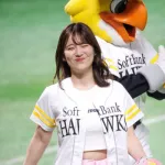 【悲報】内田真礼さん、始球式でぽってりお腹を晒される