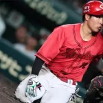 阪神才木、カープ石原への頭部死球で危険球退場。