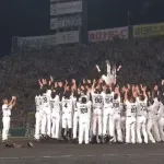 阪神・藤川球児監督は球団創設９０周年で初の新人指揮官Vで５度舞う