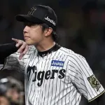 危険球退場の才木浩人、胴上げに参加　デッドボールを当てた石原に一礼の姿も