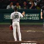 阪神才木、胴上げ前にカープベンチへ頭下げ謝罪。頭部死球の石原が手を上げて応える