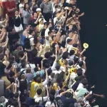 阪神優勝直後にファン10人ほどが道頓堀ダイブか　米国人観光客「何が起きているのか分からなかった。日本人はおとなしく、礼節を重んじると思っていたが川に飛び込むなんて意外だ」