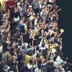 【悲報】阪神ファンの道頓堀飛込み...日本観光中のアメリカ人「何が起きているのか分からなかった。日本人はおとなしく、礼節を重んじると思っていたが川に飛び込むなんて意外だ」