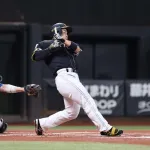 【アクシデント】ソフトバンク近藤健介の折れたバットが日本ハム八木裕コーチの頭部付近に直撃