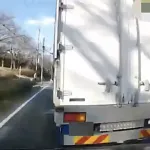 【動画】トラックドライバーさん、急な車線変更で事故を引き起こしてしまう・・・・・・・・
