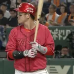 巨人投手陣、泉口の前でうっかり小園首位打者をサポートしてしまう