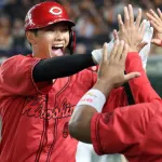 カープ中村奨成7号決勝HRで6連敗ストップ！小園3号先制弾＆猛打賞！高6回2失点！若鯉躍動で逆転勝ち！【広島3-2巨人/試合結果】