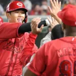 カープ中村奨成〝値千金〟巨人石川から7号決勝ソロホームラン！塁上で力強くガッツポーズ！！