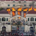 【画像】ネパール暴徒、国会議事堂に続き国宝の宮殿まで放火・・・・・