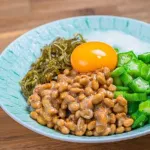 ネバネバ丼の中身「納豆」「とろろ」「オクラ」←ここに何か足して最強にしろ