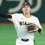 巨人投手陣、泉口の前でうっかり小園首位打者をサポートしてしまう
