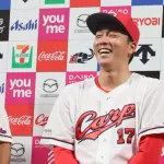 【朗報】カープ中村奨成、今日も元気に決勝打＆ダイビングキャッチの大暴れｗｗｗ